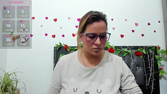 Snapshot of hazel_34 chatting on 11/21/25, 08:35 hazel 34 online show from 11/21/25, 08:35