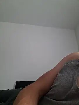 Snapshot of suarez1235 chatting on 11/17/25, 09:35 suarez1235 online show from 11/17/25, 09:35