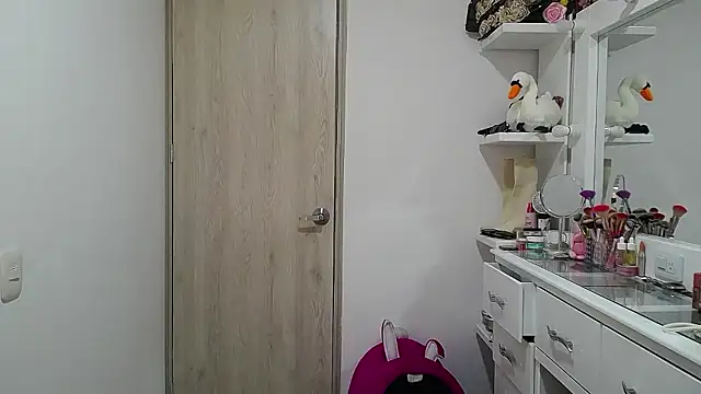 Snapshot of Barbie_girl_69 chatting on 01/13/26, 01:20 Barbie girl 69 online show from 01/13/26, 01:20