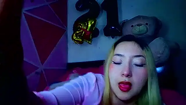 Snapshot of Barbie_girl_69 chatting on 10/13/25, 02:35 Barbie girl 69 online show from 10/13/25, 02:35