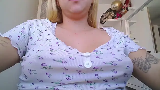 Snapshot of Barbie_girl_69 chatting on 02/27/26, 04:07 Barbie girl 69 online show from 02/27/26, 04:07