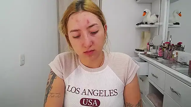 Snapshot of Barbie_girl_69 chatting on 01/14/26, 02:09 Barbie girl 69 online show from 01/14/26, 02:09