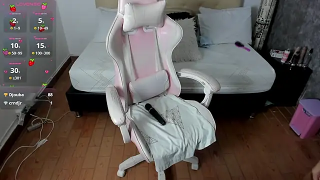 Snapshot of julieth_love_ chatting on 12/17/24, 03:16 julieth love online show from 12/17/24, 03:16