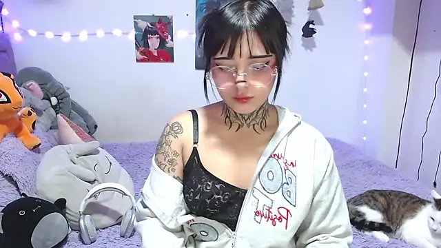 Snapshot of mia_catt05 chatting on 06/05/26, 05:23 mia catt05 online show from 06/05/26, 05:23
