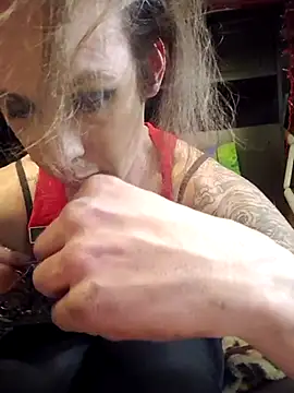 Snapshot of cdressupdiva chatting on 03/02/25, 11:30 cdressupdiva online show from 03/02/25, 11:30