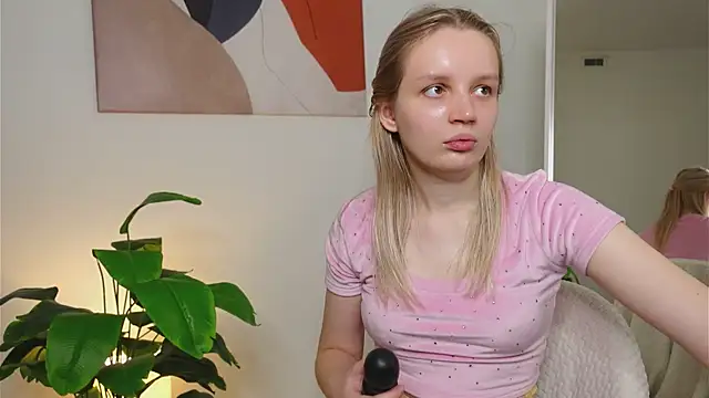 Beatrica Klein online show from 10/26/25, 01:55