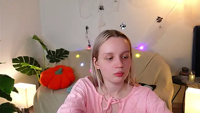 Beatrica Klein online show from 10/17/25, 03:58