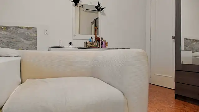 anisialuna  online show from 10/15/25, 06:22