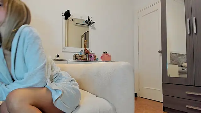 anisialuna  online show from 11/29/25, 07:08