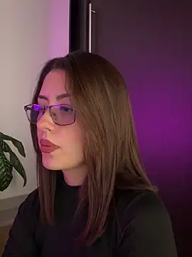 Snapshot of EmaSaenz chatting on 03/02/25, 11:28 EmaSaenz online show from 03/02/25, 11:28