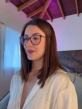 Snapshot of EmaSaenz chatting on 03/04/25, 08:16 EmaSaenz online show from 03/04/25, 08:16