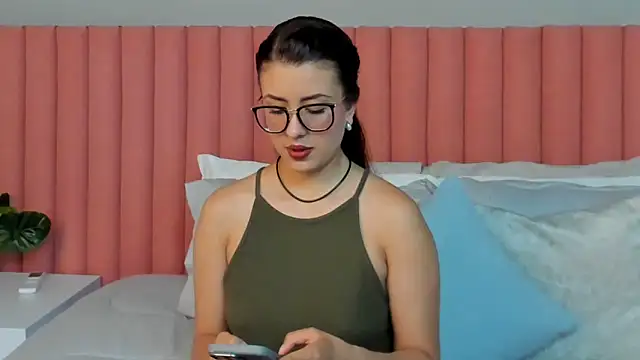 EmaSaenz online show from 04/01/26, 07:00