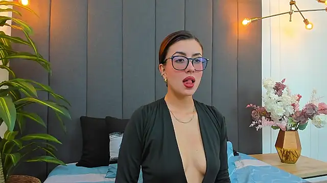 Snapshot of EmaSaenz chatting on 02/07/25, 11:03 EmaSaenz online show from 02/07/25, 11:03
