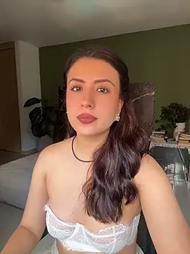 Snapshot of EmaSaenz chatting on 07/16/26, 09:56 EmaSaenz online show from 07/16/26, 09:56