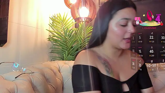 Snapshot of alina_stark chatting on 02/28/26, 04:01 alina stark online show from 02/28/26, 04:01