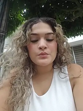 Sara smiiith211 online show from 05/18/26, 10:25