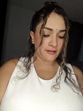 Sara smiiith211 online show from 04/05/26, 08:26