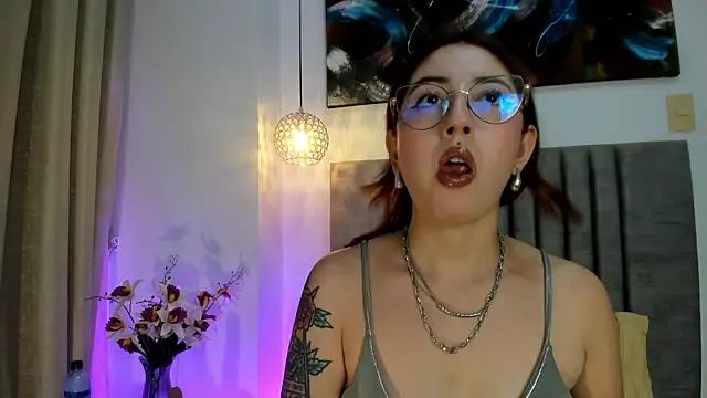 Snapshot of Emilywatsonn chatting on 10/22/25, 12:32 Emilywatsonn online show from 10/22/25, 12:32