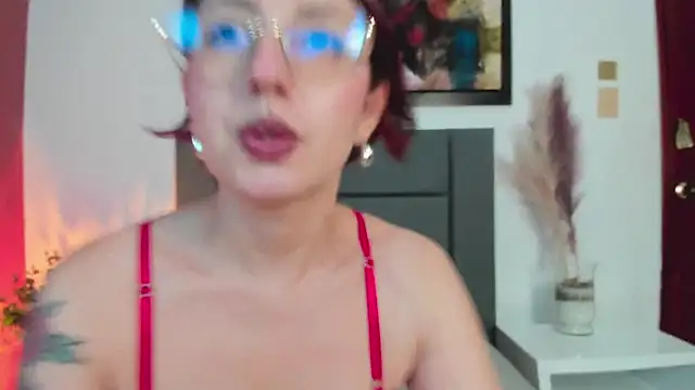 Snapshot of Emilywatsonn chatting on 10/07/25, 12:22 Emilywatsonn online show from 10/07/25, 12:22