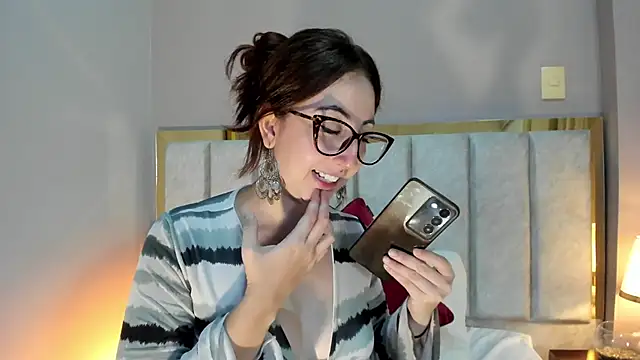 Emilywatsonn online show from 11/21/25, 12:20