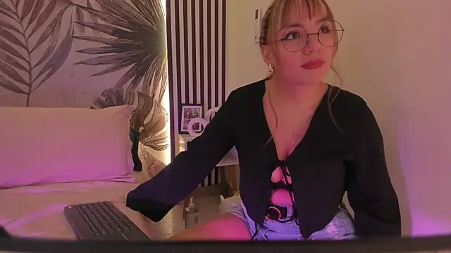 Samaantha-White online show from 04/15/26, 11:38