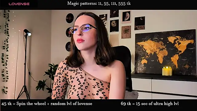 Snapshot of Alicia_x_art chatting on 06/12/26, 07:33 Alicia x art online show from 06/12/26, 07:33