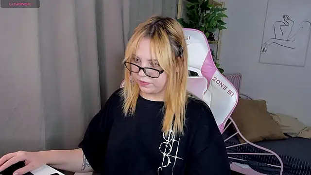 Stacy Luv online show from 10/20/25, 01:18