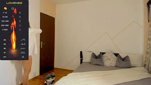 Snapshot of EvaWhisper chatting on 03/04/25, 08:57 EvaWhisper online show from 03/04/25, 08:57