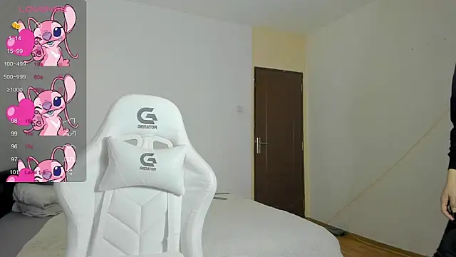 Snapshot of EvaWhisper chatting on 02/11/25, 09:20 EvaWhisper online show from 02/11/25, 09:20