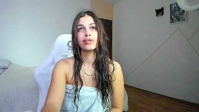 Snapshot of EvaWhisper chatting on 12/08/24, 06:22 EvaWhisper online show from 12/08/24, 06:22