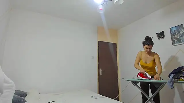 Snapshot of EvaWhisper chatting on 02/04/25, 09:07 EvaWhisper online show from 02/04/25, 09:07