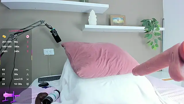 ashley nicoll online show from 11/02/25, 01:38