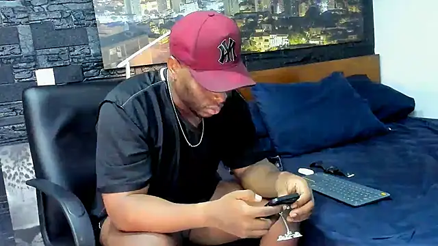 Snapshot of thomas_santtos1 chatting on 03/11/25, 02:42 thomas santtos1 online show from 03/11/25, 02:42