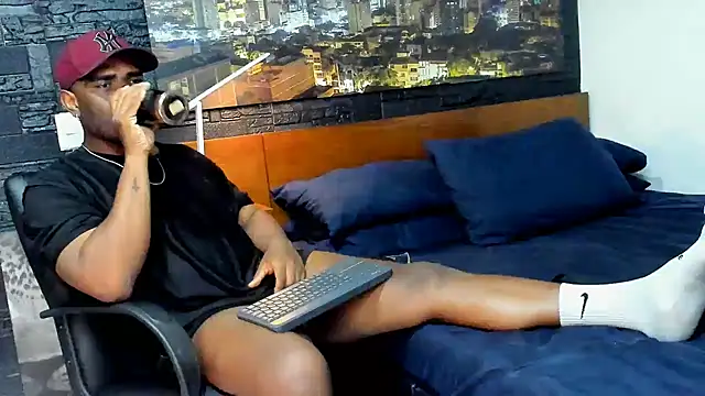 Snapshot of thomas_santtos1 chatting on 03/11/25, 11:47 thomas santtos1 online show from 03/11/25, 11:47