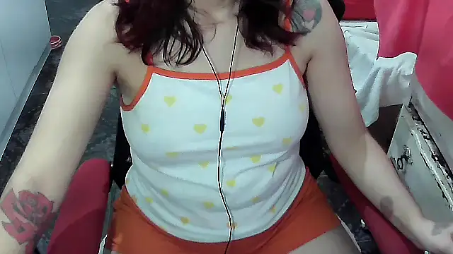 Snapshot of ManuEscarlate13 chatting on 02/19/26, 05:04 ManuEscarlate13 online show from 02/19/26, 05:04