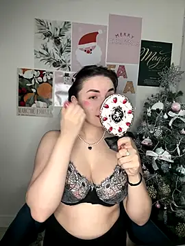 HoneySweetBee online show from 12/15/25, 05:24