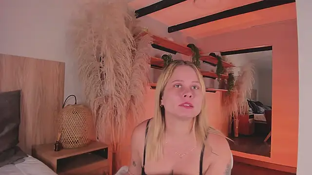 stefanny ruiz  online show from 03/12/25, 12:26