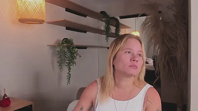 stefanny ruiz  online show from 03/19/25, 12:34