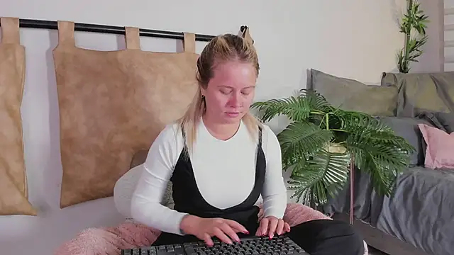 stefanny ruiz  online show from 02/23/25, 02:14