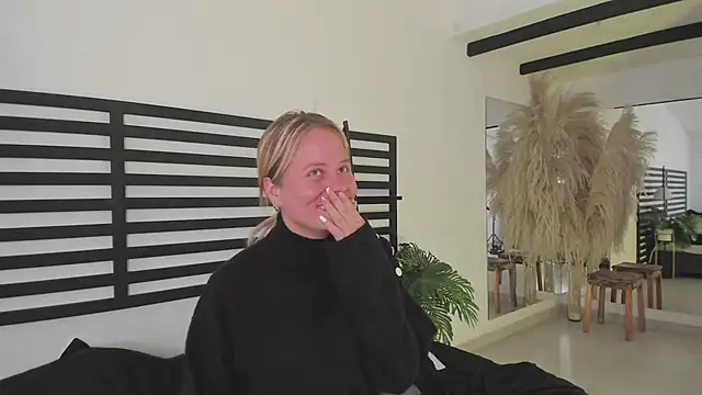 stefanny ruiz  online show from 02/18/25, 06:37