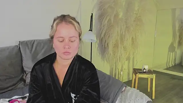 stefanny ruiz  online show from 02/24/25, 03:53