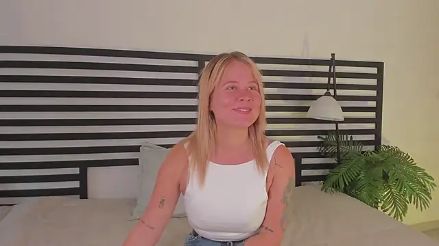 stefanny ruiz  online show from 02/17/25, 12:49