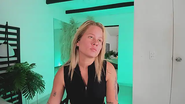 stefanny ruiz  online show from 01/28/25, 03:25