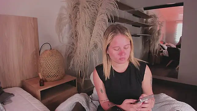 stefanny ruiz  online show from 03/10/25, 01:00