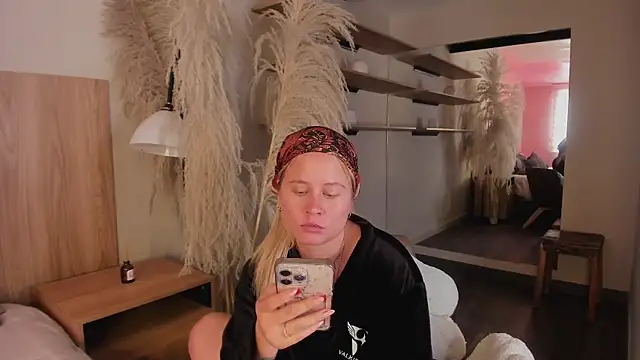 stefanny ruiz  online show from 03/01/25, 04:33