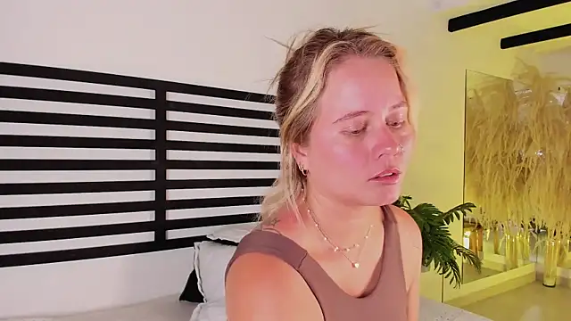 stefanny ruiz  online show from 02/02/25, 05:37