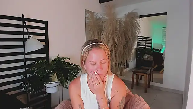 stefanny ruiz  online show from 02/14/25, 03:58