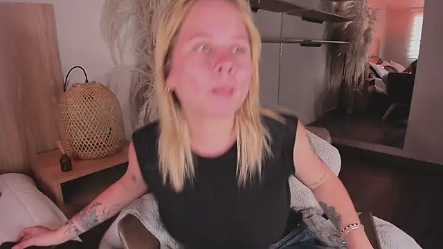 stefanny ruiz  online show from 03/10/25, 04:03