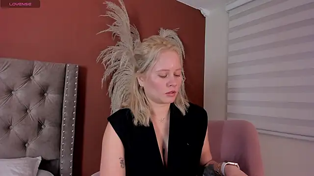 stefanny ruiz  online show from 01/13/26, 12:20