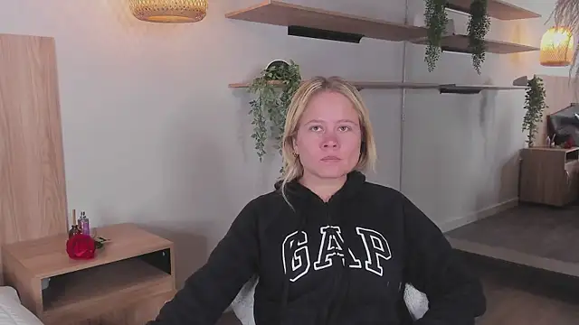 stefanny ruiz  online show from 03/22/25, 12:14